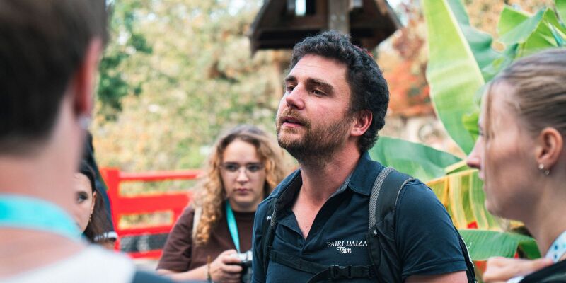 Photo d'un soigneur qui explique aux élèves